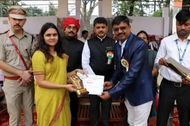 साईं खेड़ा: जिला मुख्यालय पर कलेक्टर ने अच्छा कार्य करने वाले कर्मचारियों व अधिकारियों को किया सम्मानित