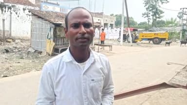 भागलपुर जिले के खरीक प्रखंड अंतर्गत पंचायत गोट खरीक वार्ड नंबर 03 में सड़क पर टूटा हुआ लोहे का स्तंभ ( खंभा ) लोगों के लिए परेशानी का कारण बन गया है ।