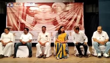 વડોદરા: ગાંધી બાપુ પર આધારિત ફિલ્મને નિહાળવાના કાર્યક્રમમાં મ્યુનિ. કમિશ્નર, મેયર સહિત ગાંધીનગર ગૃહ ખાતે ઉપસ્થિત રહ્યા