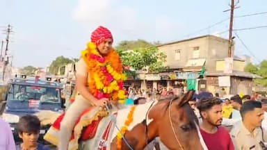 ब्यावरा: ब्यावरा सिटी थाना प्रभारी राजपाल सिंह राठौड़ का इंदौर स्थानांतरण होने पर स्टाफ ने घोड़ी पर बिठा कर दी विदाई