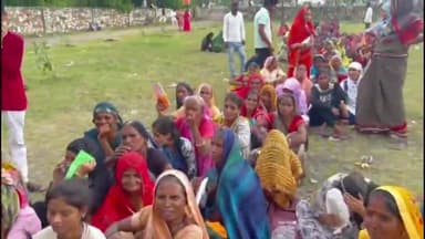 रामगंजमण्डी: मारुति नगर इंडोर स्टेडियम में लगे स्मार्ट फोन योजना शिविर में महिलाओं ने किया हंगामा, बारिश में भीगने से फूटा गुस्सा