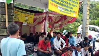 घाट: नंदा नगर तहसील में रामनी गांव के ग्रामीणों रा. इं. कॉ. चौटघाट में शिक्षकों की मांग को लेकर 20वें दिन भी रहा आंदोलन