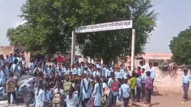 फलौदी: राजकीय उच्च माध्यमिक विद्यालय रातडी नाडी में शिक्षकों के रिक्त पद भरने की मांग को लेकर छात्र-छात्राओं ने की तालाबंदी