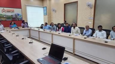 मोहनलालगंज: स्मार्ट सिटी कार्यालय में महापौर की मौजूदगी में हुई संपत्ति विभाग की अहम बैठक