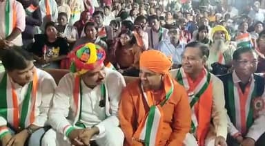 अलवर: कंपनी बाग स्थित शहीद स्मारक के सामने सैनिक सम्मान कैबिनेट मंत्री व सांसद सैनिकों से मिले