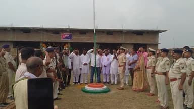 स्वतंत्रता दिवस पर झंडा तोलन का कार्यक्रम रखा गया जाजुआर थाना नगवारा कैम्प परिसर में झंडा तोलन थाना प्रभारी रमन राज ने किया #shamimnagwara
