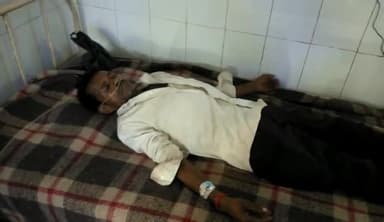 टीकमगढ़: कुडीला थाना निवासी व्यक्ति को पुरानी रंजिश के चलते लाठी-डंडों से पीटा, 108 की मदद से लाया गया टीकमगढ़ अस्पताल