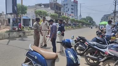 తాడేపల్లిగూడెం: పట్టణంలోని గొల్లగూడెం సెంటర్ వద్ద పట్టణ ఎస్సై జీజే ప్రసాద్ ఆధ్వర్యంలో ప్రత్యేక హెల్మెట్ డ్రైవ్.