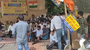 करनाल: सेक्टर-12 में धरने पर बैठे क्लर्कों ने सरकार के फैसले पर नाखुशी जताई, कहा- कमेटी के गठन पर सहमत नहीं