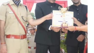 टीकमगढ़: पुलिस ग्राउंड में कलेक्टर द्वारा महिला बाल विकास के जिला कार्यक्रम अधिकारी को अच्छे कार्य के लिए किया सम्मानित