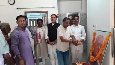 बेगूसराय: पूर्व प्रधानमंत्री अटल बिहारी वाजपेई की पुण्यतिथि पर राज्यसभा सांसद प्रो राकेश सिंह के आवास पर श्रद्धांजलि सभा आयोजित