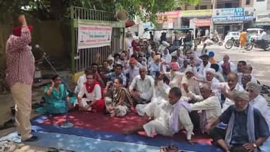 गंगानगर: 3 माह से वेतन नहीं मिलने पर राजस्थान रोडवेज के श्रमिकों ने श्रीगंगानगर स्थित रोडवेज डिपो के समक्ष दिया धरना