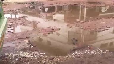 बिलारी: कुन्दरकी नगर के गुड़हल तिराहे पर डिंगरपुर बस अड्डे की हालात हुई बेहद खराब यात्रियों को होती है दिक्कत।