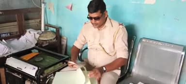 उंटारी रोड: उंटारी रोड थाने के पुलिस ने थाना क्षेत्र में स्थित बैंकों के विधि व्यवस्था और सुरक्षा का लिया जायजा