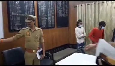 इटावा: इकदिल पुलिस ने लूट व चोरी की योजना बनाते समय 1 नाबालिग समेत 4 को किया गिरफ्तार, 2 बाइक, 2 तमंचा, 4 कारतूस व 1 चाकू जब्त