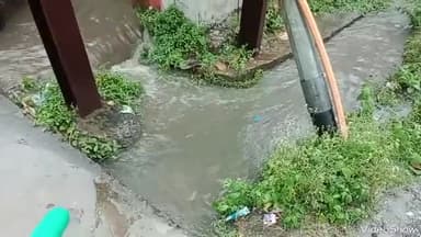 नगर निगम छेत्र आदर्श वार्ड 40 और कई वार्डो का यही हाल है सबसे बड़ी बात सामने इलेक्ट्रिकल ट्रांफार्मा है लाईट उतरनेga