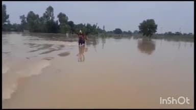 महसी: बाढ़ के संकट से जूझ रहे महसी और शिवपुर ब्लाक क्षेत्र के लोग रोजमर्रा का संकट, चारों तरफ पानी ही पानी।