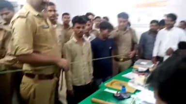 इटावा: ऑटो लूटने के इरादे से शराब पिलाकर दोस्तों ने की थी ऑटो चालक की हत्या, बढ़पुरा पुलिस ने 3 आरोपियों को किया गिरफ्तार