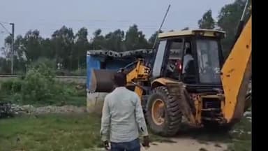 मुरादाबाद: मुरादाबाद विकास प्राधिकरण की टीम ने सिरकोई में अवैध निर्माण को जेसीबी की मदद से ढाहाया