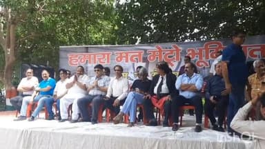 आगरा: संजय प्लेस स्थित शहीद स्मारक पर भूमिगत मेट्रो को लेकर एमजी रोड के व्यापारियों ने किया प्रदर्शन