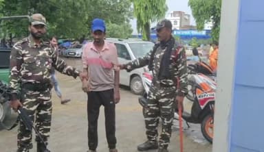 गोपालगंज: सदर अस्पताल में सुरक्षा गार्ड ने चोरी के आरोप में एक युवक को पकड़ा, पूछताछ के बाद नगर थाने की पुलिस को सौंपा।