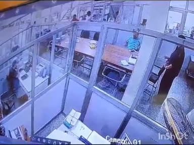 आगरा: थाना न्यू आगरा क्षेत्र में प्रॉपर्टी के विवाद को लेकर व्यापारी के घर में भाई द्वारा कुर्सी फेंकने का मामला आया सामने