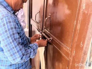 आगरा: ताजगज वार्ड में अवैध निर्माण को विकास प्राधिकरण की टीम ने किया सील