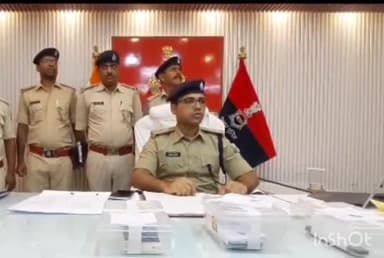 गोपालगंज: पुलिस ने जिले में छापेमारी कर अवैध देसी शराब बेचने और शराब पीने के मामले में 23 लोगों को किया गिरफ्तार