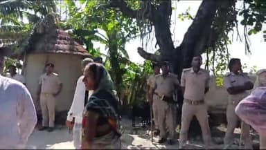 बरौली: सादऊवा गांव मे प्रभारी  CO रवि भूषण गौरव ने सरकारी आदेश के तहत प्रशासन के साथ शांति पूर्ण ढंग से हटाया अतिक्रमण