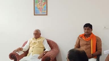 मानसून सत्र में पारित विधेयकों व घमंडिया गठबंधन की सदन में रवैया पर #पत्रकारवार्ता करते सांसद रमापतिराम त्रिपाठी के साथ।