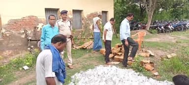 सुरसंड: सुरसंड थाना पुलिस ने सुरसंड थाना परिसर में जप्त 400 लीटर शराब को किया विनिष्टीकरण।