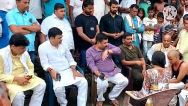 पहाड़पुर: लोजपा आर के प्रदेश अध्यक्ष राजू तिवारी शाहपुर भोजपुर में शहीद हवलदार के परिजनों से मिले, दी सांत्वना