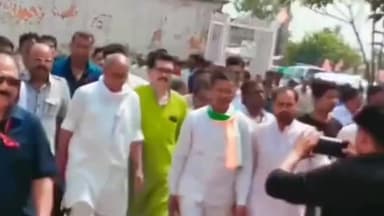 बैरसिया: पूर्व मुख्यमंत्री दिग्विजय सिंह के बैरसिया बस स्टैंड चौराहे पहुंचने पर कांग्रेस कार्यकर्ताओं ने किया स्वागत