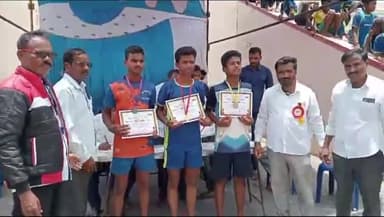 ಮುಂಡರಗಿ: ಪಟ್ಟಣದಲ್ಲಿ ಬಾಗೇವಾಡಿ ವಲಯ ಮಟ್ಟದ ಕ್ರೀಡಾಕೂಟದಲ್ಲಿ ವಿಜೇತ ವಿದ್ಯಾರ್ಥಿಗಳಿಗೆ ಬಹುಮಾನ ವಿತರಣೆ