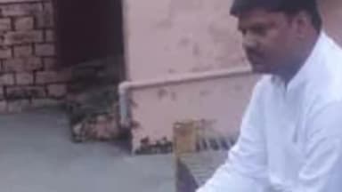 रामनगर: दरवेशपुर गांव में AIMIM पार्टी के जिलाध्यक्ष ने सड़क दुर्घटना में मृतक के परिजनों से मुलाकात कर बंधाया ढांढस