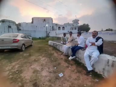 शाम सुहानी खरगापुर किले के अग्गा के चौंतरा पर बिचार- विमर्श का आनंद ही अलग है ।