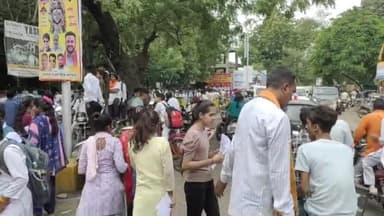 मंदसौर: गांधी चौराहा के पास उत्कृष्ट स्कूल में डी एल एड फर्स्ट ईयर एवं सेकंड ईयर का एग्जाम समाप्त होने पर लगा लंबा जाम