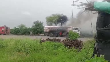 कवर्धा: NH 30 रायपुर रोड ग्राम पनेका में एथेनॉल केमिकल से भरी ट्रक में लगी अचानक भीषण आग,चालक और परिचालक ने कूदकर बचाई अपनी जान