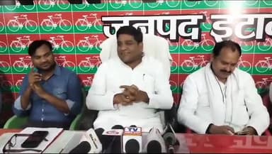 इटावा: सिविल लाइन स्थित सपा कार्यालय में सपा जिलाध्यक्ष ने प्रेस वार्ता कर सपा नेता मनीष यादव की गिरफ्तारी को लेकर उठाए सवाल