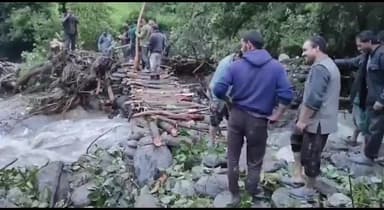 देवाल: वाण गांव में श्रमदान कर ग्रामीणों ने बहे पुलों के स्थान पर बनाए पुल, ग्रामीणों ने एकता का दिया परिचय