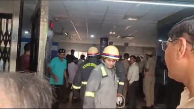 बरेली: कोतवाली थाना क्षेत्र के कचहरी चौराहे पर स्टेट बैंक की ब्रांच में शॉर्ट सर्किट से लगी आग, फायर बिग्रेड ने आग पर पाया काबू