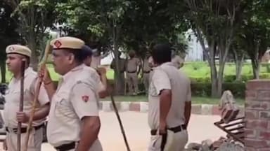 करनाल: अंसल टाउन में अवैध रूप से बनाया गया महादेव का मंदिर डीटीपी की मौजूदगी में पुलिस बल के साथ किया गया सील