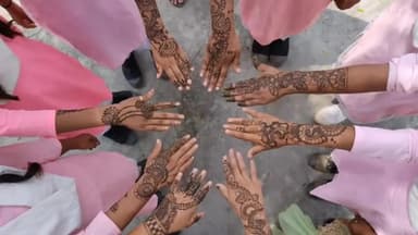 धनौरा: गजरौला के सिद्धार्थ पब्लिक स्कूल में मेहंदी प्रतियोगिता का आयोजन विजेता टीम को दिया गया पुरस्कार