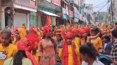 खुरई: खुरई के भूतेश्वर मंदिर रोड स्थित प्रजापति धर्मशाला में शिव महापुराण को लेकर निकाली गई कलश यात्रा