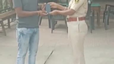 तिलौथू: ऑपरेशन मुस्कान के तहत चोरी हुए मोबाइल फोन को बरामद कर अमझोर थाना परिसर में पुलिस ने मोबाइल धारक को सौंपा
