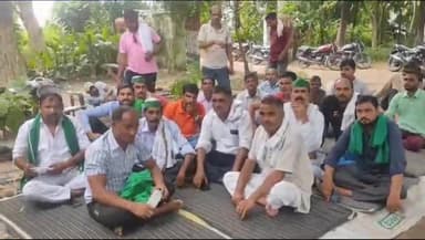 धामपुर: खंडसाल विद्युत उपकेंद्र पर भारतीय किसान यूनियन अराजनैतिक के कार्यकर्ताओ ने अपनी मांगो को लेकर दिया धरना।