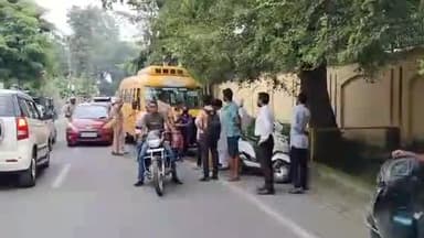 मुरादाबाद: सिविल लाइन थाना क्षेत्र में चलती बस ने बच्चे को मारी टक्कर, जिसके बाद बच्चे की मां ने किया जमकर हंगामा