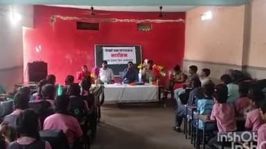 ईसागढ़: ईसागढ़ के शासकीय कन्या उत्तर माध्यमिक विद्यालय पहुंचे थाना प्रभारी छात्राओं को गुड टच बैड टच की दी जानकारी