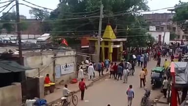 बिक्रम: थाना रोड पालीगंज में अतिक्रमण कर सड़क पर सब्जी बेच रहे दुकानदारों को पुलिस ने हटाया