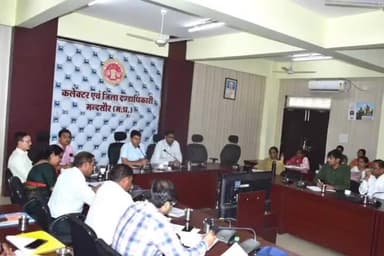 मंदसौर: सुशासन भवन में कलेक्टर ने कहा- मतदाताओं में व्यापक जागरूकता के लिए हर दिन स्वीप की गतिविधियां करें आयोजित